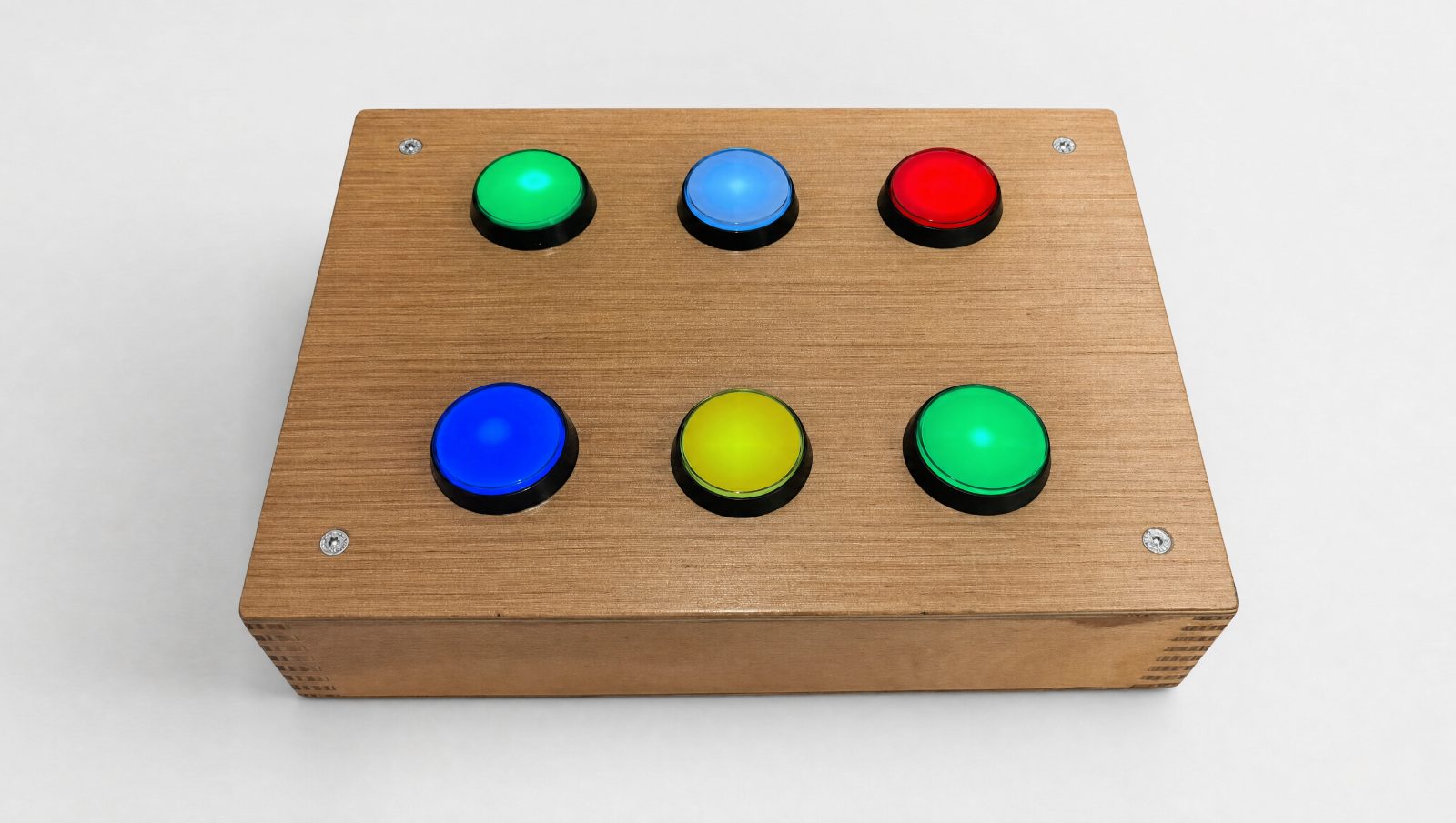 Wooden Allehop box with six large illuminated buttons